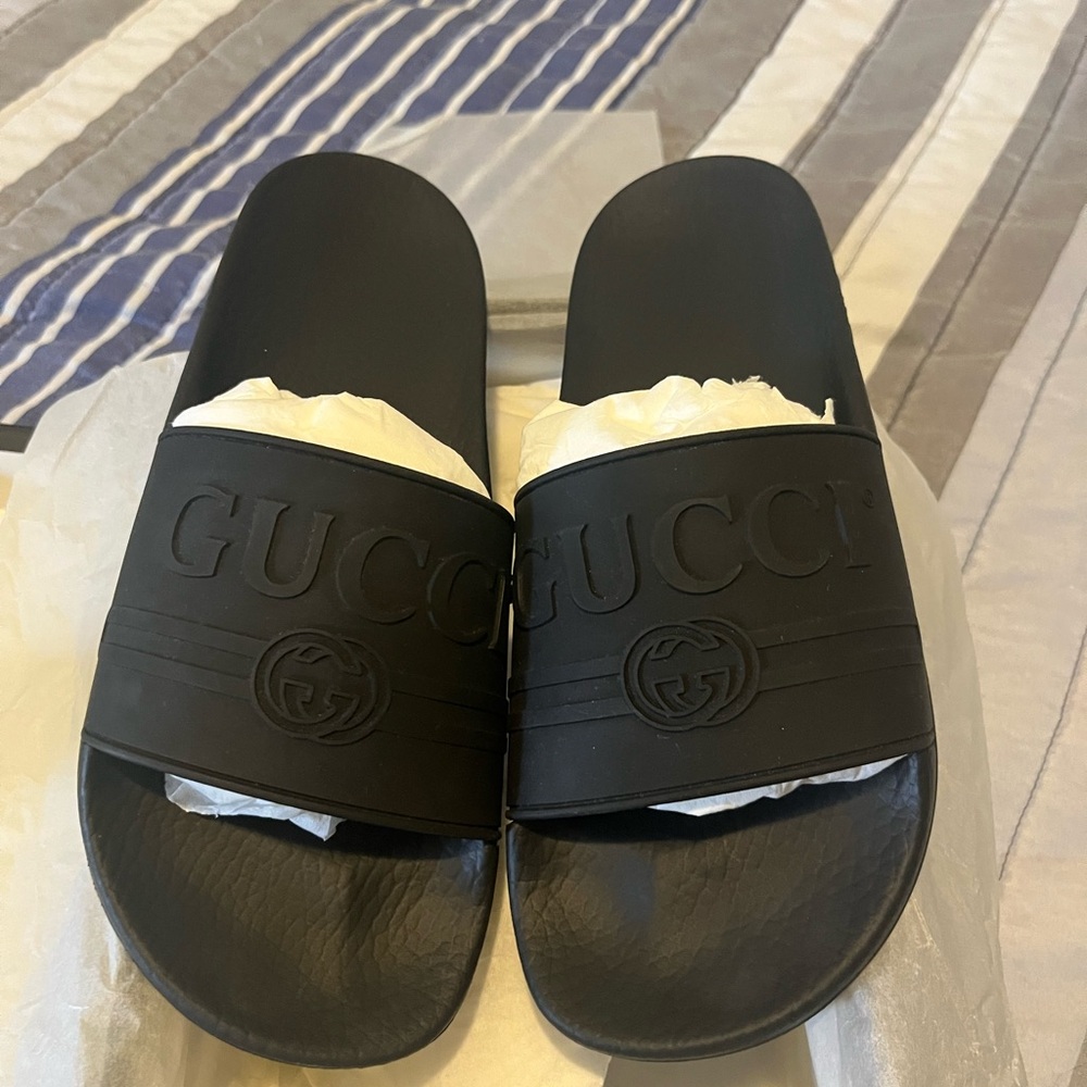 GUCCI Embossed Black Slides - Picture 3 of 15